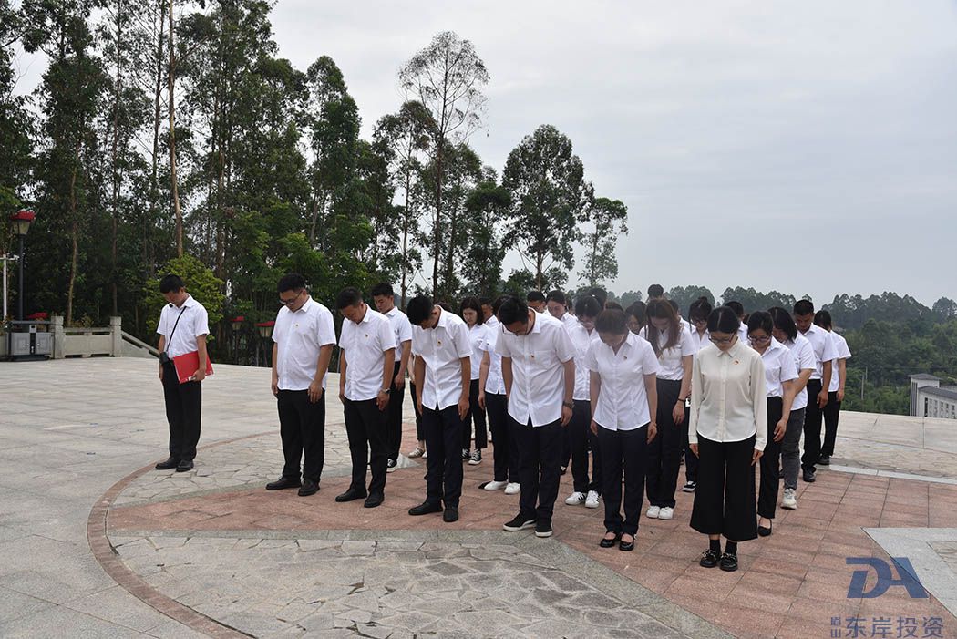 走進(jìn)紅色西山、牢記革命歷史